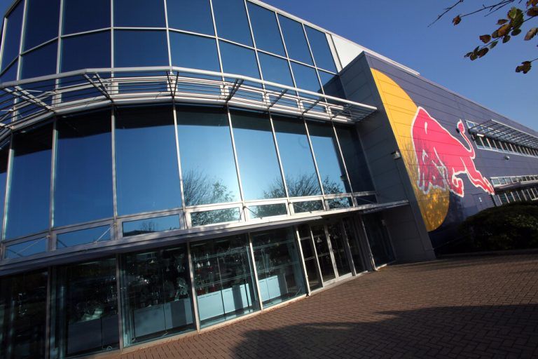 Das Red Bull Racing Headquarter in Milton Keynes. Vor allem auch im Motorsport hat sich die Marke über die Jahre etabliert.⇒gepa