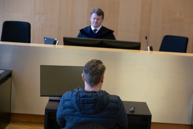 Der Angeklagte (l.), oben Richter Dietmar Nußbaumer.⇒Klaus Hartinger (2)