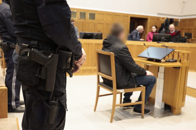 Der Angeklagte verletzte zwei Männer mit einem Messer lebensgefährlich.