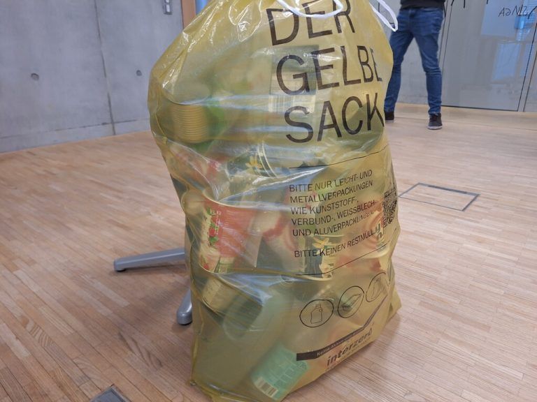 Der Gelbe Sack hat seit 1. Jänner eine Doppelfunktion, die blauen Tonnen sind hingegen Geschichte. ⇒mm/rob