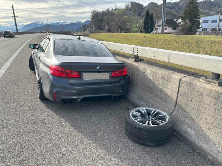 Der Reifen wurde abgeschlagen. ⇒polizei st. gallen