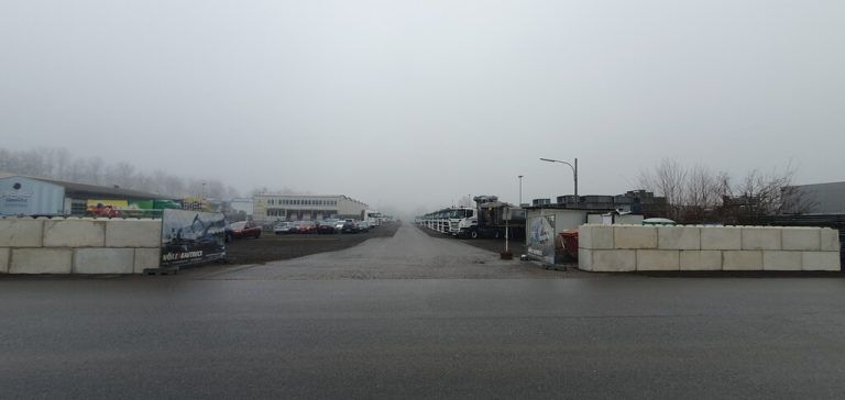 Derzeit wird der zusätzliche Pfanner-Standort in Lauterach noch als Lkw-Abstellplatz genutzt. Oben: Pfanner-Vorstand Peter Pfanner. ⇒wpa, Lisa mathis