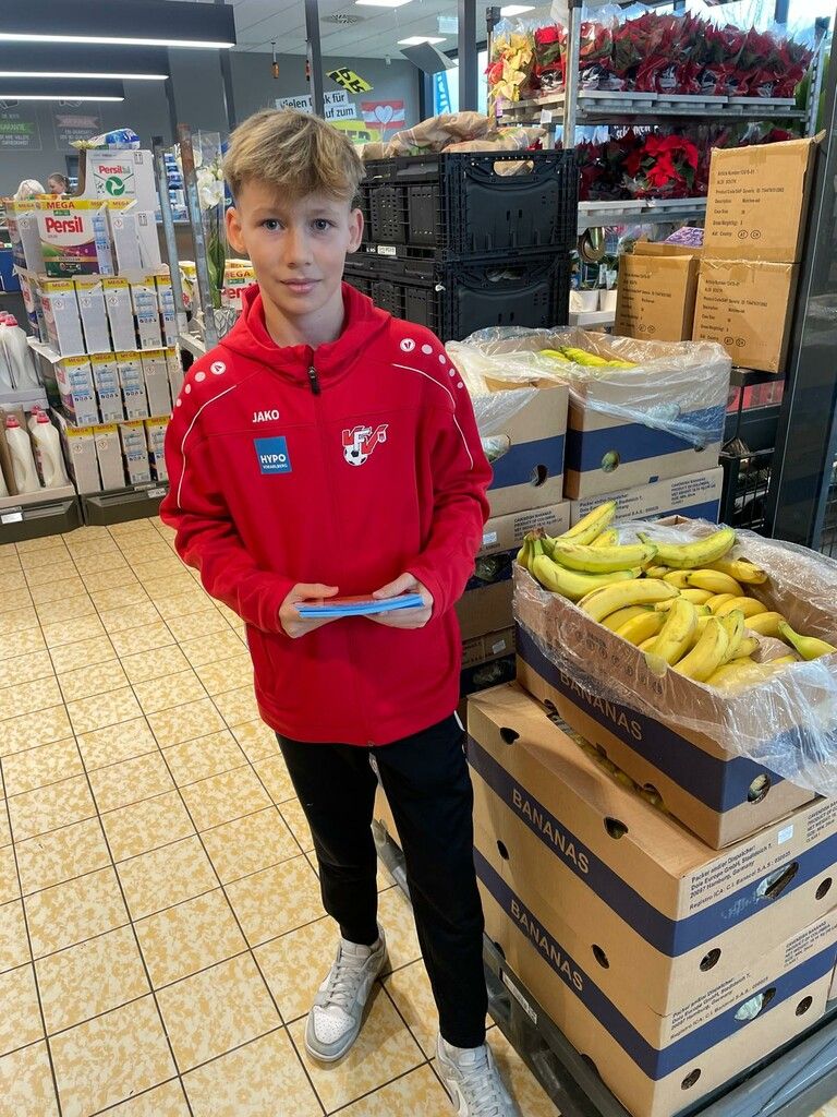 Die AKA-Spieler sammelten Spenden, die Trainer Daniel Madlener (r.) und Topduman (unten) unterstützten sie dabei.