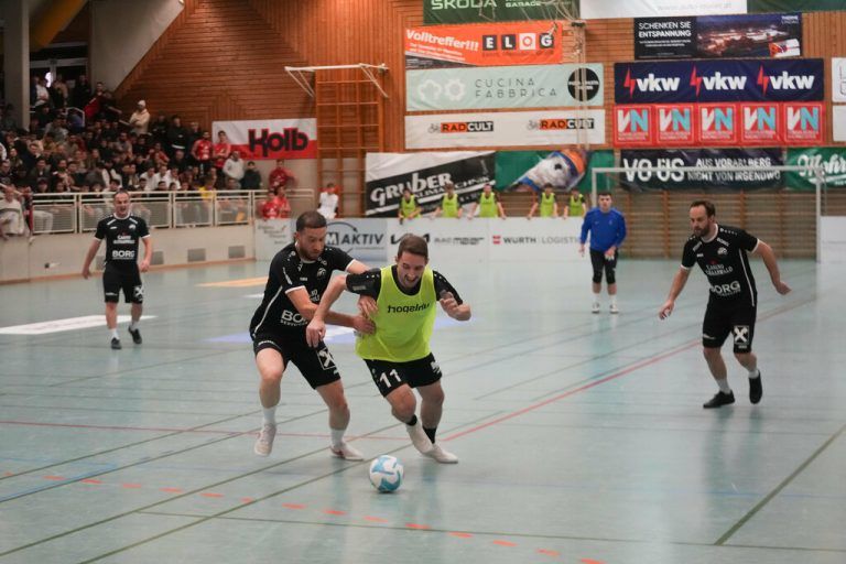 Die Feldkircher Juniors (in Gelb) verabschiedeten sich ehrenvoll als Gruppendritter.Links: Die Fans der Alberschwender waren aus dem Häuschen.