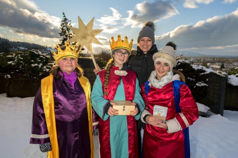 Die Kennelbacher Sternsinger Marlene, Annika und Sarah mit Martina Zach.⇒Dietmar Stiplovsek
