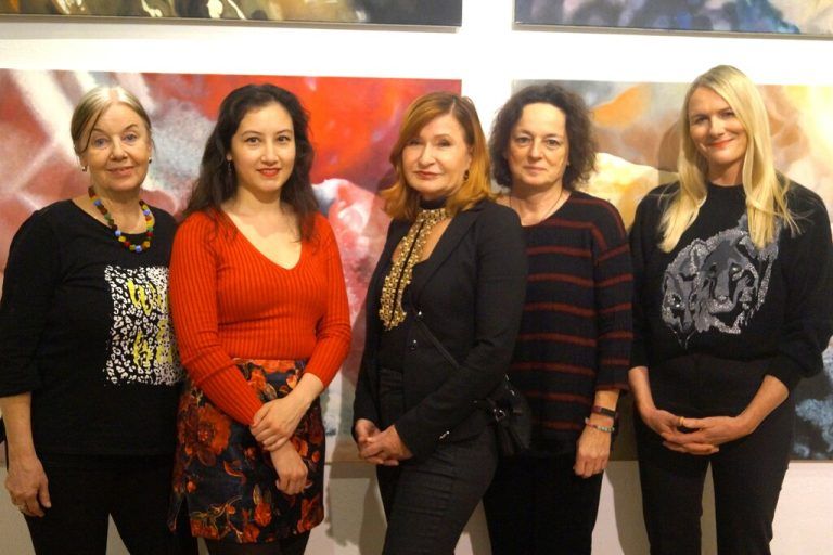 Die Künstlerinnen May-Britt Nyberg, Chantal Boso Flores, Mila Veljaca Plaickner, Gabriele Ott und Katja Berger.⇒RITTER (7)