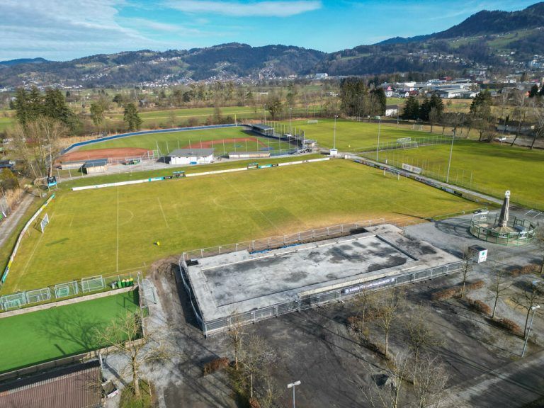 Die NEUE mit Admira-Obmann Gerhard Ritter beim Augenschein auf der Sportanlage Rohrbach nach dem verheerenden Brand des Klubheims. ⇒Hartinger (6)