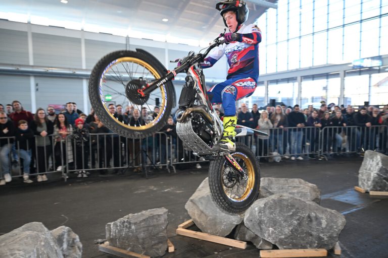 Die Stuntshows auf der Motorradwelt Bodensee sind spektakulär.⇒Messe Friedrichshafen (2), Dedeleit (7)
