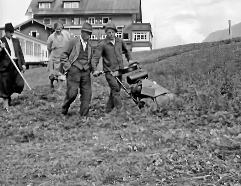 Die von den „Aufbaugenossenschaften“ angeschafften Motormäher waren eine enorme Arbeitserleichterung und ersetzten viele Mäher, die wegen des Kriegseinsatzes fehlten.
