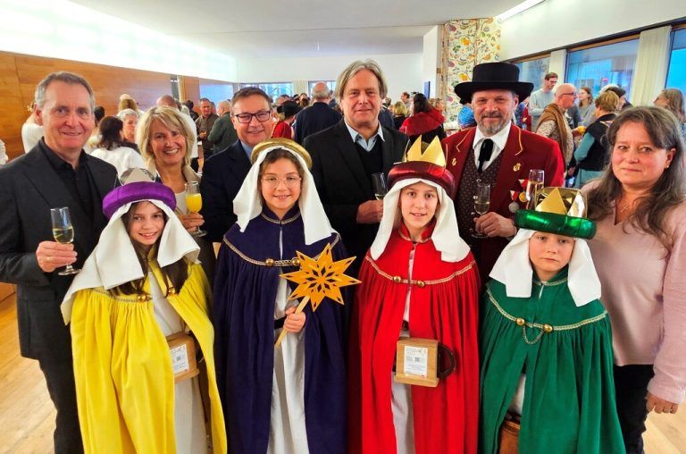 Edgar Ferchl-Blum, Bernadette Oberscheider, Vizebürgermeister Christophorus Schmid, Bürgermeister Frank Matt, Helmut Immler und Sonja Reichart mit den Sternsingern.⇒Schallert (5)