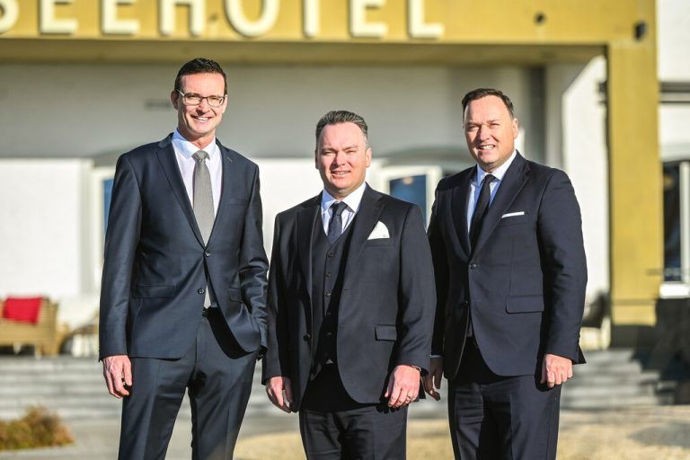 Ehemaliger Hoteldirektor Chris-tian Kaindl, Nachfolger Michael Kreipp und Eigentümervertreter Björn Volz. ⇒Udo