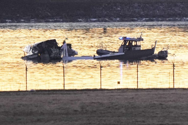 Ein Wrackteil wird aus dem Fluss geborgen, in den die Maschinen gestürzt sind.⇒AP/Mark Schiefelbein