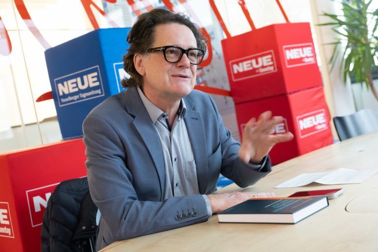 Eindrücke von den Gemeindewahlen 1970 und der Autor und Herausgeber Wolfgang Weber.⇒Oskar Spang/Stadtarchiv Bregenz (2), Klaus hartinger