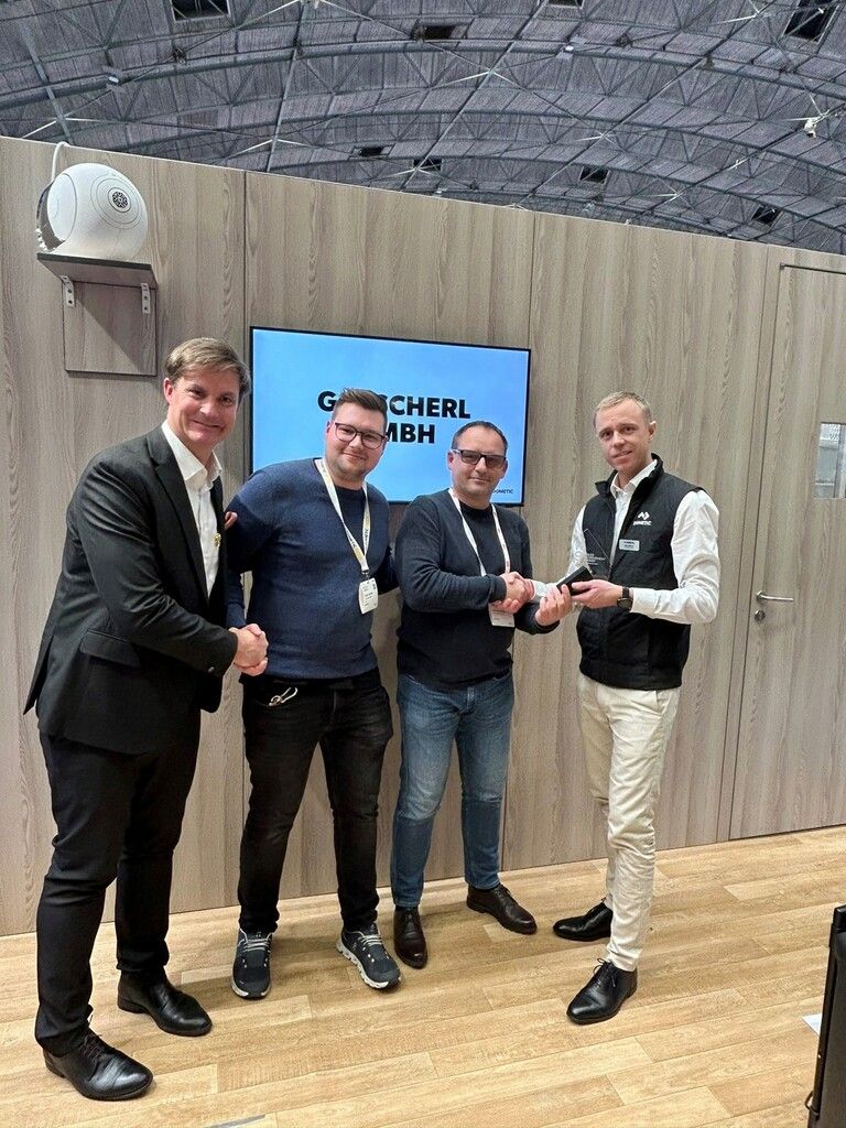 Florian und Gerhard Ascherl jun. (in der Mitte) bei der Award-Verleihung (l.), der Firmenstammsitz in Hard mit der neuen Abhol­station beim Eingang. ⇒Ascherl (2)