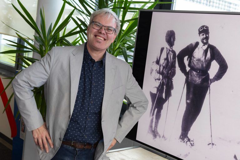 Historiker Andreas Brugger mit dem wohl bekanntesten Bild von Ernest Hemingway bei einer Skitour in der Silvretta.⇒Hartinger, Archiv Montafon Tourismus