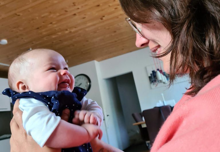 Im Fokus: Sicheren Umgang mit dem Baby entwickelen.⇒vk