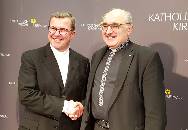 Johannes Freitag (l.) und Diözesanbischof Wilhelm Krautwaschl. ⇒apa/Kolb
