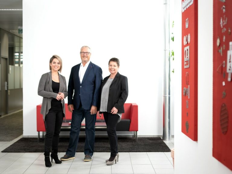 Kathrein Scherbantie mit Eltern und Firmengründern Helmut Metzler und Barbara Scherbantie-Metzler⇒FTB
