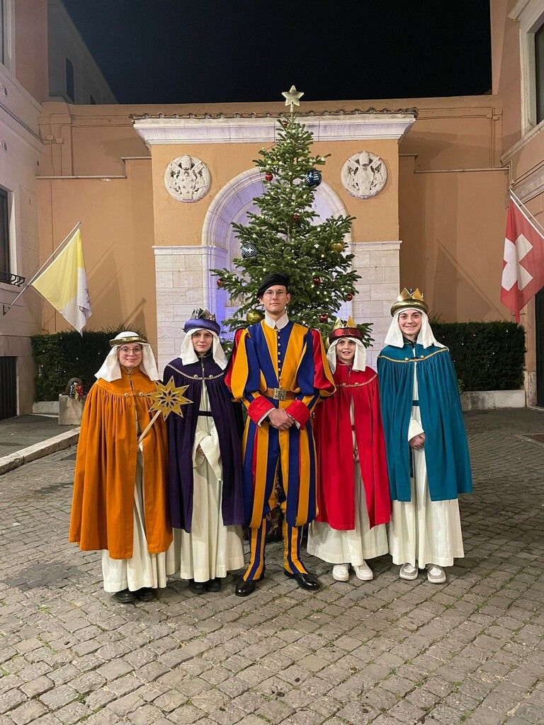Lochauer Sternsinger mit Papst Franziskus, auf dem Petersplatz und mit der Schweizergarde.⇒AM/dka