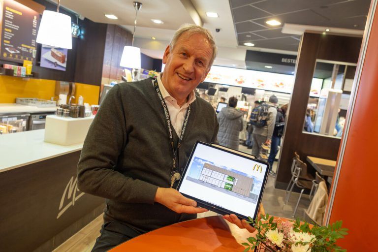 Stolz präsentiert Franchisenehmer Loek Versluis die Neubaupläne.