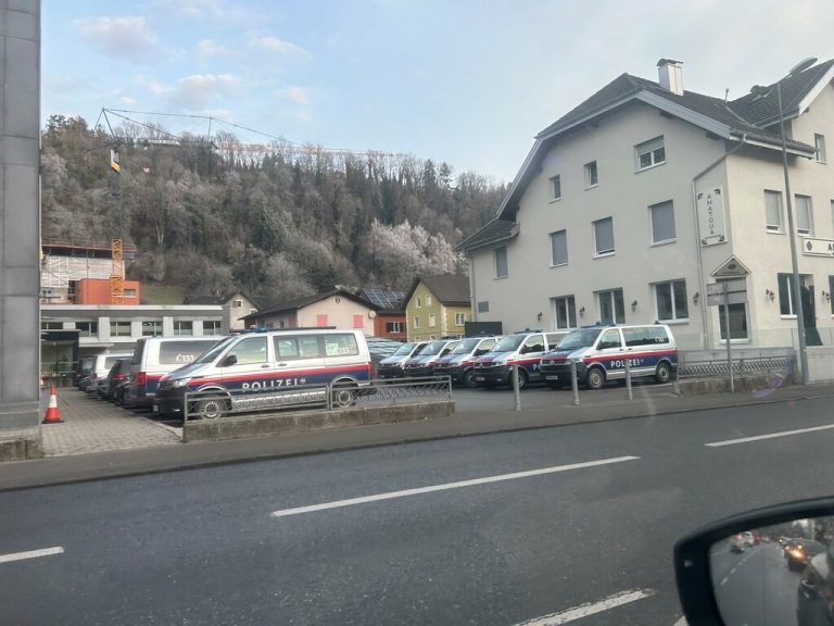 Nach der Einsatzbesprechung im Finanzamt rückten die Behörden zu Kontrollen in zehn Hotels aus.⇒NEUE/Stadler