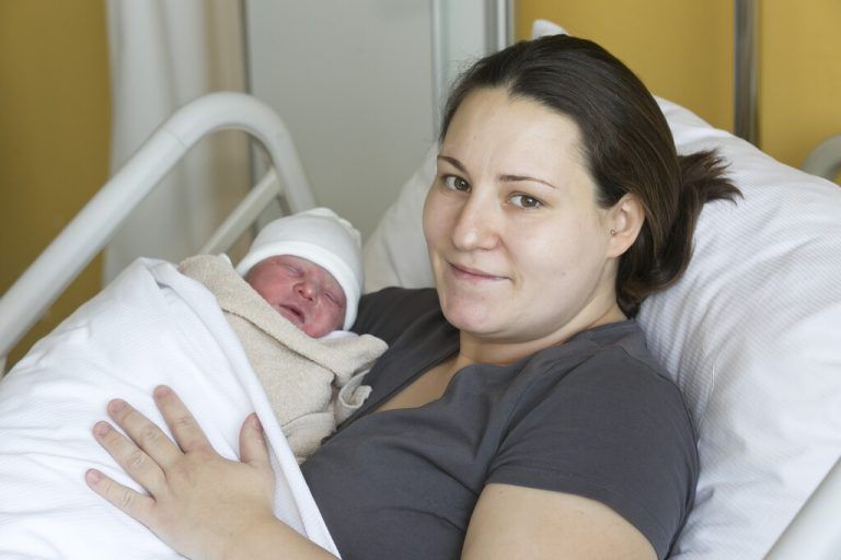 Neujahrsbaby Oskar mit der glücklichen Mutter Jennifer. ⇒mathis