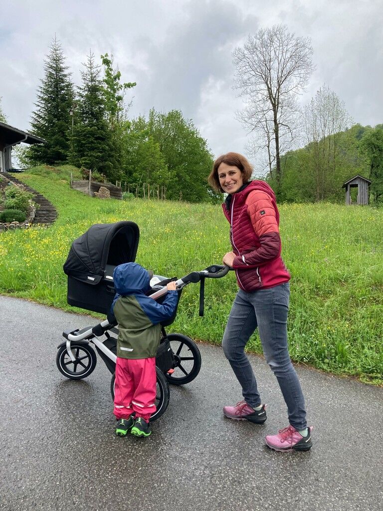 Pflegemutter Silvia Mayer mit ihrem Pflegekind.vorarlberger kinderdorf