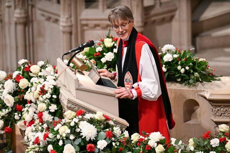 Reverend Mariann Edgar Budde bei einem Gottesdienst in der National Cathedral in Washington DC.⇒AFP