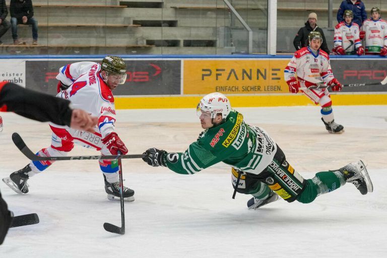 Roberts Lipsbergs erzielte akrobatisch die 1:0-Führung für den EC Bregenzerwald.⇒Stiplovsek
