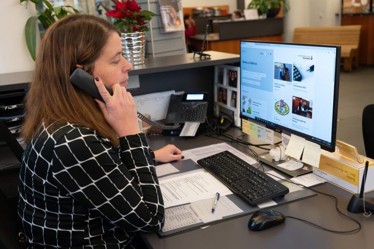 Susanne Wichser bei der Arbeit.Die gefundenen Schlüssel (Bild unten).⇒