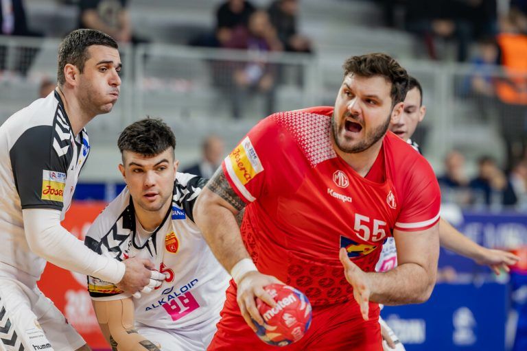 Tobias Wagner (r.) hatte es gegen die Defensive der Nordmazedonier nicht einfach.⇒GEPA