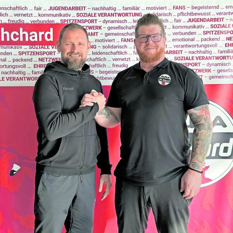 Trainer Jónsson und Geschäftsführer Lindner. ⇒Verein