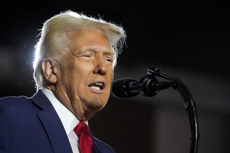 US-Präsident Trump drohte Kolumbien mit 25 Prozent Zoll.AP/Mark Schiefelbein