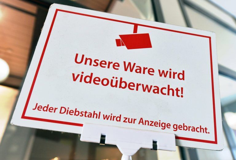 Videoaufzeichnungen überführten die Gruppe. ⇒dpa/schutt