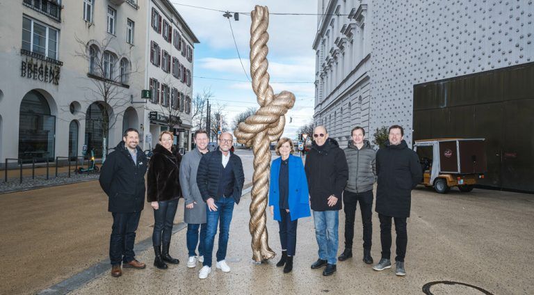 V.l.: Mathias Bösch (VLV), Judith Reichart (Kulturservice), Samuel Dürr (Blum), Bürgermeister Ritsch, Landesrätin Schöbi-Fink, Stadtrat Rauth, Jörg und Thomas Meusburger (Söhne des Künstlers).⇒Stadt Bregenz