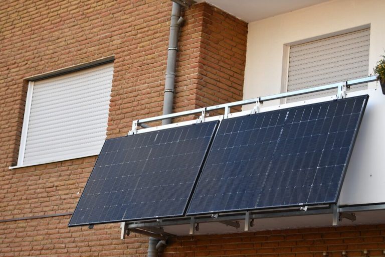 Zukünftig soll es auch für Solaranlagen an Balkonen keine baurechtlichen Bewilligungen mehr brauchen. ⇒Shutterstock