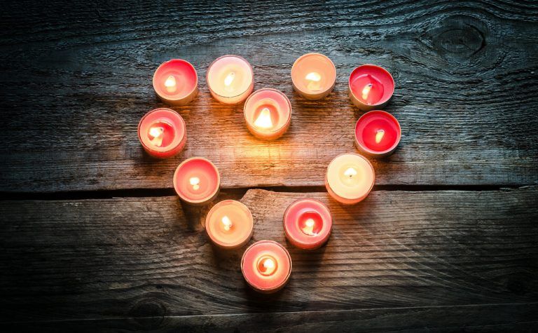 Am Tag der Liebenden, dem 14. Februar, feiert auch die Kirche.⇒shutterstock