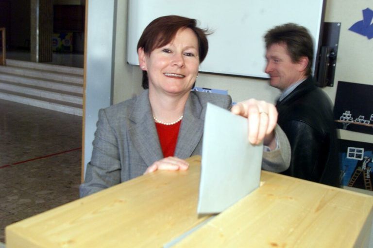Anna Franz bei der Gemeindewahl 2000. Zwei Jahre zuvor war sie zur ersten Bürgermeisterin Vorarlbergs gewählt worden. ⇒Klaus Hartinger, Gemeinde reuthe, Marktgemeinde Rankweil, Gemeinde Ludesch, marktgemeinde Wolfurt, Gemeinde raggal, Gemeinde Viktorsberg, Mario Stecher, Mathis