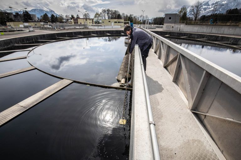 Aus Proben, die dem Abwasser in Kläranlagen entnommen werden, werden die Daten zu den Krankheitserregern erstellt. ⇒hartinger