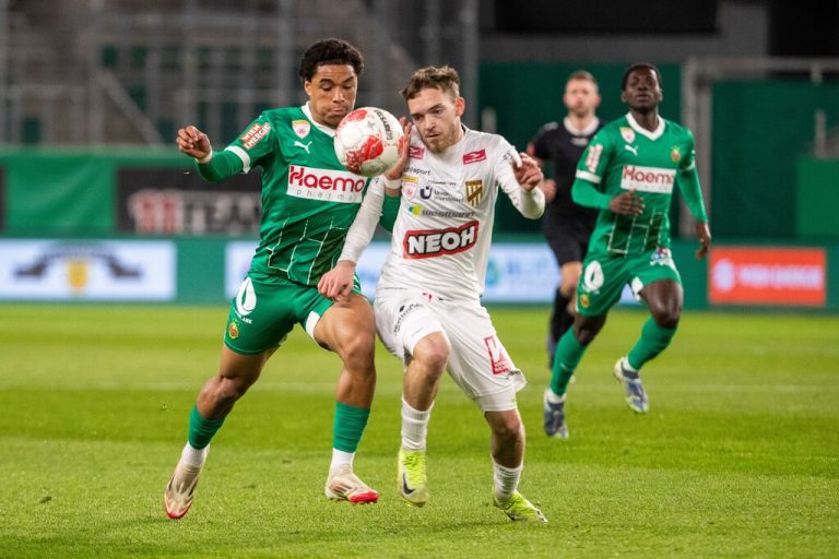 Axel Rouquette (r.) und seine Teamkollegen hatten gegen die jungen Rapidler das Nachsehen. Links: Der Ex-Altacher Noah Bischof erzielte das 2:0.⇒GEPA