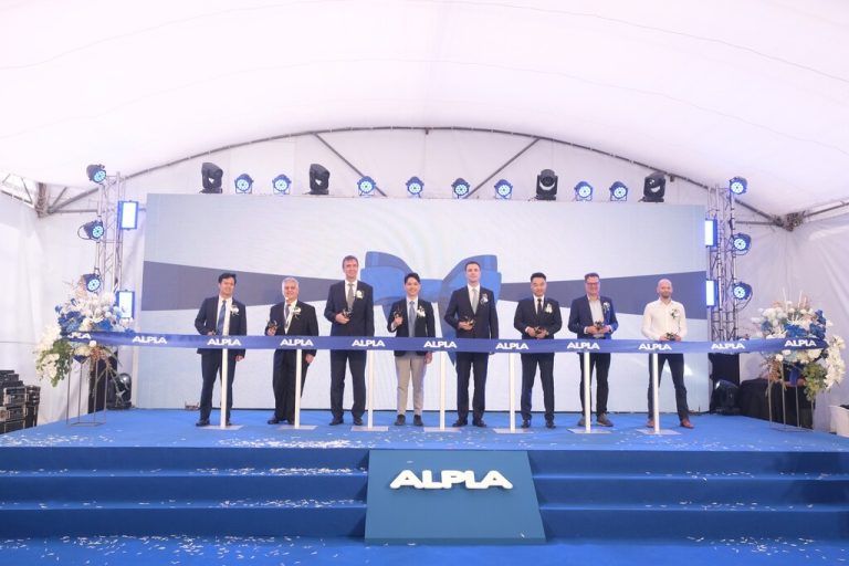 Bei der offiziellen Eröffnung des Werks. ⇒Alpa