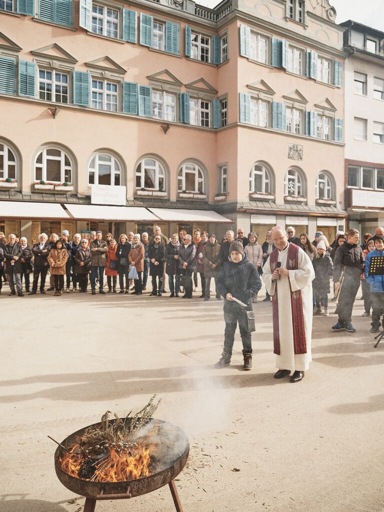 Beim Aschermittwochsgottesdienst werden die Palmzweige aus dem Vorjahr feierlich verbrannt.⇒Lucas Breuer