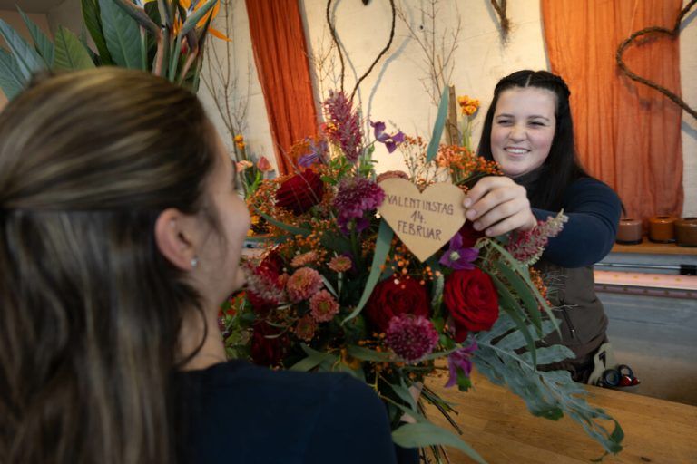 Blumen gehören zu den Klassikern, doch persönliche Geschenke berühren noch mehr.