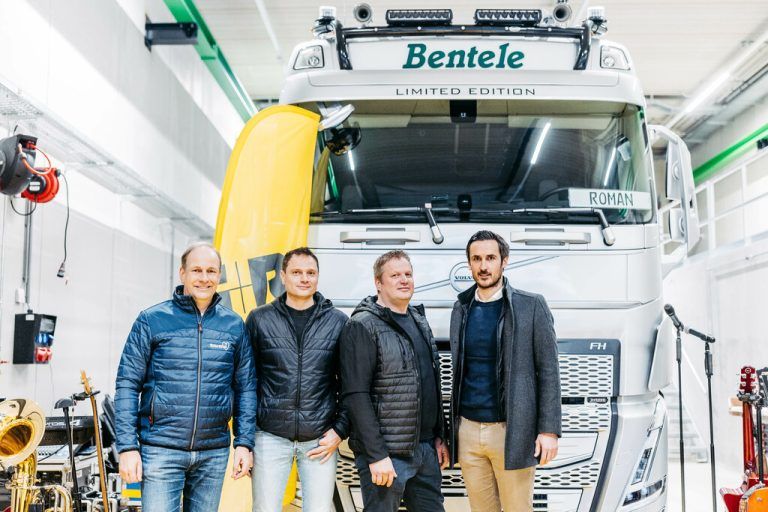 Bürgermeister Dieter Egger, Jürgen und Arno Bentele sowie Mario Bischof (i+R Industrie- & Gewerbebau). ⇒Frederick sams