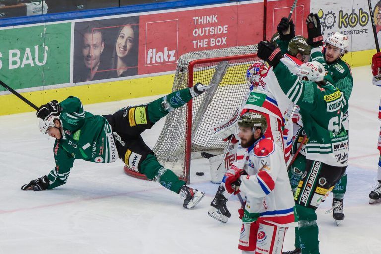 Da legst’ di nieder: Philipp Pöschmann trifft schon in Minute drei im Fallen zum 1:0 für die Wälder. ⇒Philipp Steurer (2)