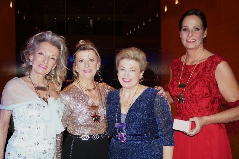 Damen der Organisation (v.l.).: Sonja Elsler, Angelika Concin, Ballkoordinatorin Andrea Kinz und Sandra Jäckel (neues Mitglied im Elferrat).⇒Ritter (7)