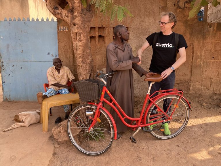 Das Fahrrad blieb in Burkina Faso. Michael König schenkte es diesem Mann.⇒