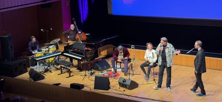 Das Künstler-Ensemble Martin Grabher, Herwig Hammerl, Adrian Mears, Nicole Johänntgen, Peter Madsen und David Helbock. ⇒LUTZ (7)