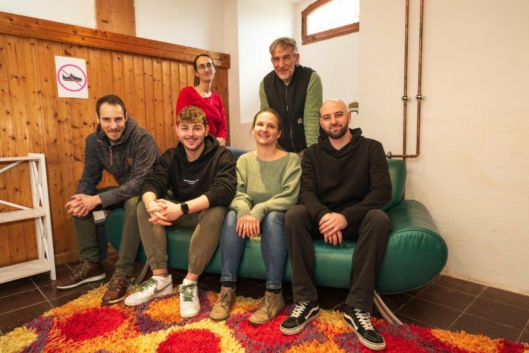 Das Team rund um Torsten Wieth (hinten): Anna Mara, Linus, Benny, Karina und Fabian.Rechts: Obfrau Andrea Kramer und Torsten ­Wieth.⇒stiplovsek (3)