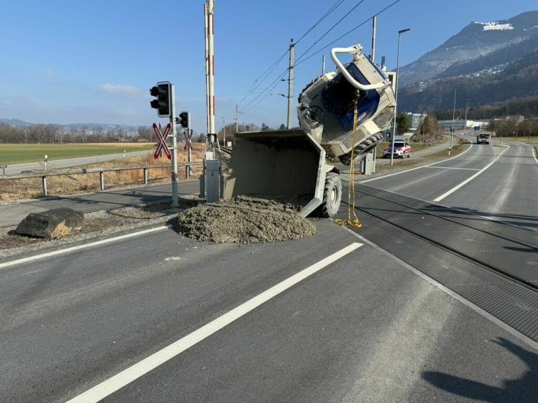 Der Bahnübergang musste gesperrt werden. ⇒lpfl
